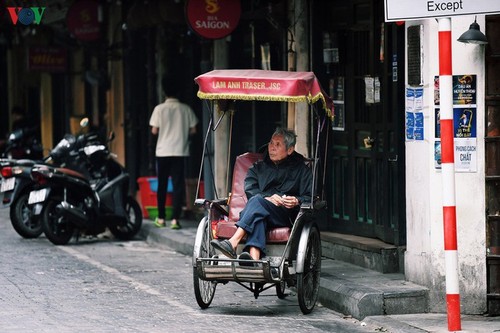 Entertainment areas in Hanoi deserted as COVID-19 fears grip capital - ảnh 11