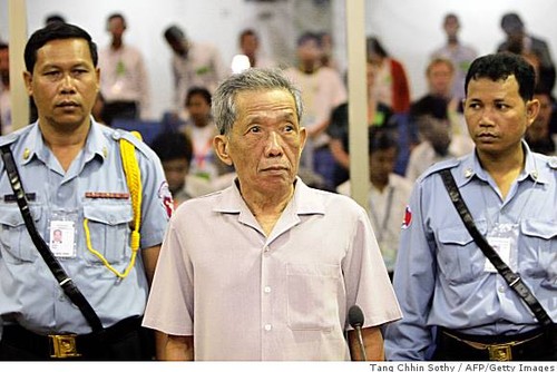Former Khmer Rouge leader given life sentence - ảnh 1