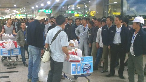 Another 38 Vietnamese workers return home from Libya - ảnh 1