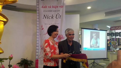 Photographer Nick Ut presents “Napalm girl” photo to Vietnam Women Museum - ảnh 4