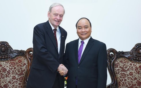 Prime Minister Nguyen Xuan Phuc welcomes former Canadian Prime Minister - ảnh 1
