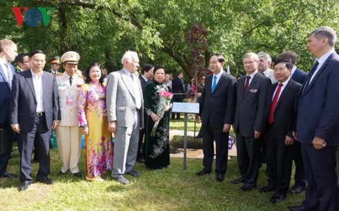 President Tran Dai Quang lays wreath at President Ho Chi Minh statue in Moscow - ảnh 1