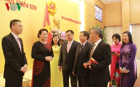 NA Chairwoman meets Heads of Vietnam’s overseas diplomatic missions  - ảnh 1