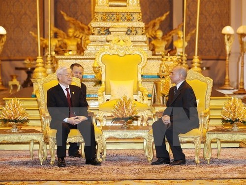 Vietnamese Party chief, Cambodian King hold talks in Phnom Penh - ảnh 1
