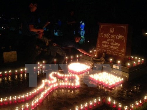 Candle-lighting ceremonies honour war heroes, martyrs  - ảnh 1