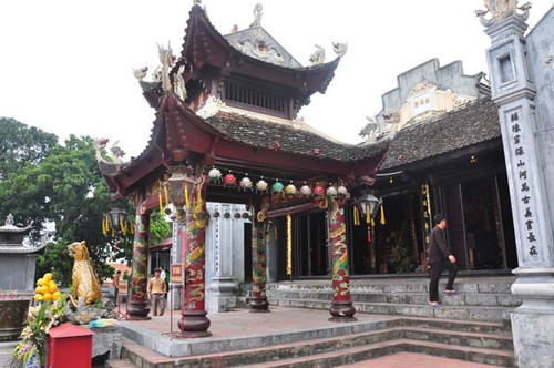 Cua Ong temple overlooks magnificent Bai Tu Long Bay - ảnh 1