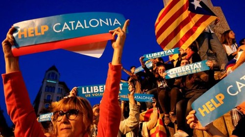 Catalonia crisis: Spain moves to suspend autonomy - ảnh 1