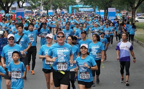 Over 8,000 athletes attend HCM City Marathon 2018 - ảnh 1