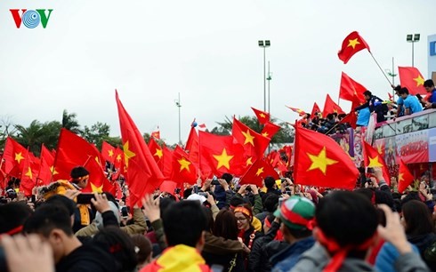 Vietnamese fans celebrate victory of U23 team - ảnh 2