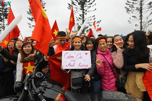 Vietnamese fans celebrate victory of U23 team - ảnh 3