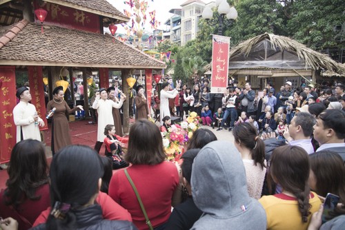 Spring festivals attract thousands of visitors - ảnh 1
