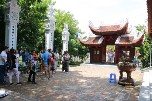 Cau Nhi temple worships little dog - ảnh 6