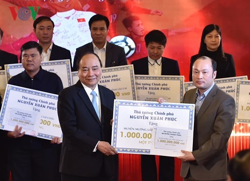 Prime Minister Nguyen Xuan Phuc presents gifts to disadvantaged districts - ảnh 1