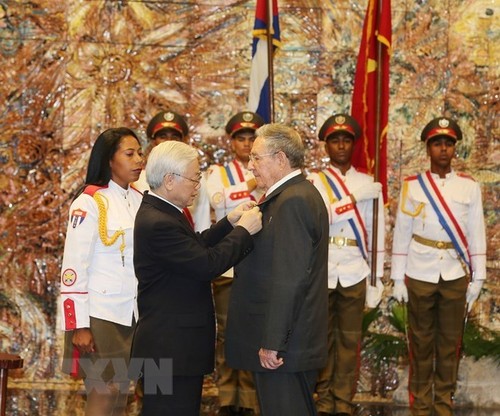 Party chief presents Golden Star Order to Cuban leader - ảnh 1