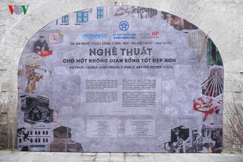 Phung Hung mural street features old Hanoi - ảnh 1