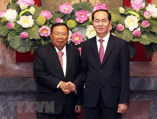 Top Lao leader pays five-day visit to Vietnam - ảnh 2