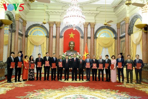 President asks new ambassadors to promote economic diplomacy - ảnh 1