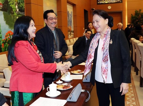 Top legislator meets writers, artists on Lunar New Year - ảnh 1