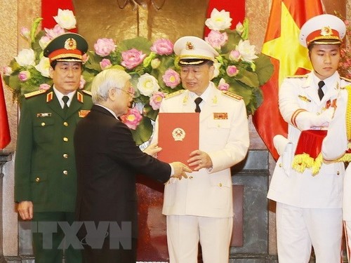 Senior public security, defense officers receive rank of General - ảnh 1