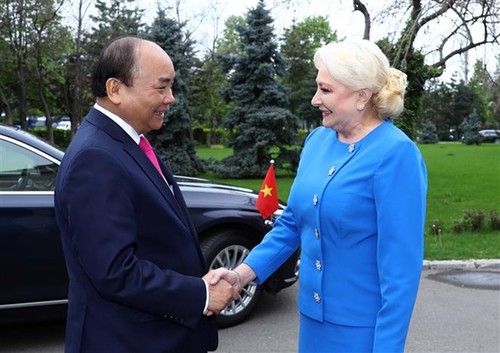 Welcome ceremony held for PM Nguyen Xuan Phuc in Bucharest - ảnh 1