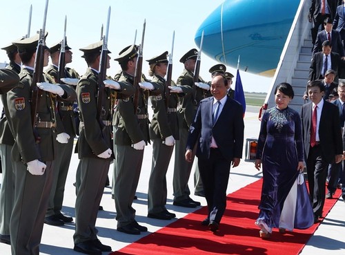 PM Nguyen Xuan Phuc begins Czech visit - ảnh 1