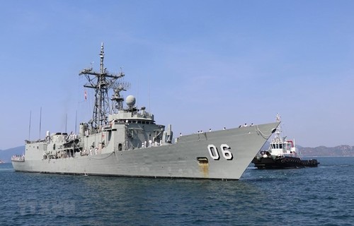 Australian royal naval ships make port call in Khanh Hoa province - ảnh 1