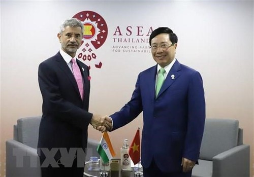  Deputy PM holds bilateral meetings on AMM-52 sidelines - ảnh 1