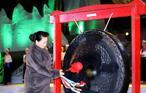 NA leader attends opening of Hoa Binh culture, tourism week - ảnh 1