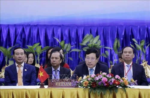 ASEAN foreign ministers discuss fight against Covid-19 - ảnh 1