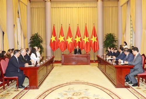 Vietnamese top leader receives newly-accredited ambassadors - ảnh 1