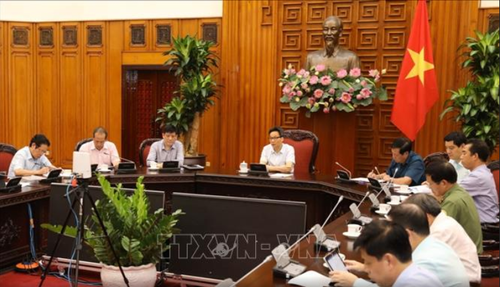 Vietnam tightens entry of foreign experts, guest workers to prevent COVID-19 infection - ảnh 1