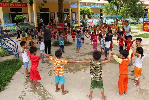 Vietnamese children receive special care - ảnh 1