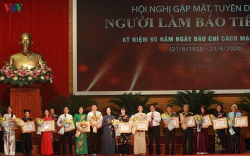 Outstanding journalists honored - ảnh 1