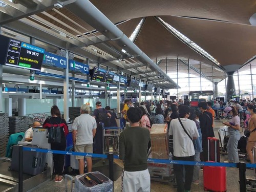 More than 300 Vietnamese citizens brought home from Malaysia - ảnh 1