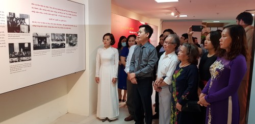    Exhibition highlights Vietnam’s national flag, anthem, and emblem - ảnh 2