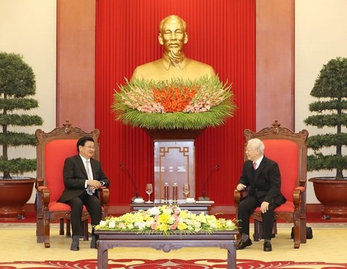 Party, State leader receives visiting Laos PM - ảnh 1