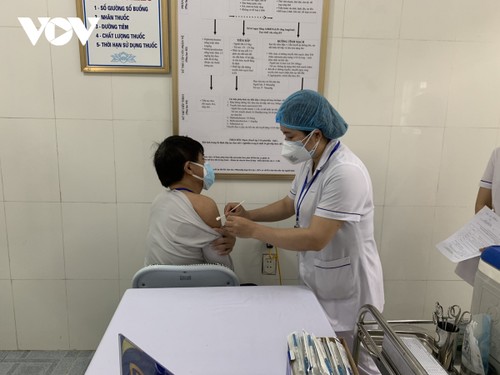 Medical workers prioritized for COVID-19 vaccination. - ảnh 1