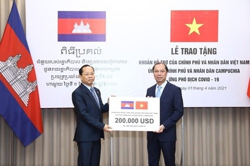 Vietnam hands over 200,000 USD to help Cambodia fight COVID-19 - ảnh 1