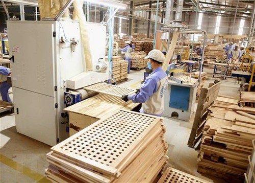 Wood exports hit record high despite COVID-19 in five months - ảnh 1