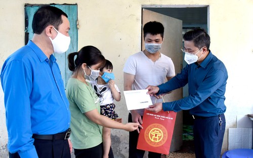 Labor Union cares for workers affected by the pandemic - ảnh 1