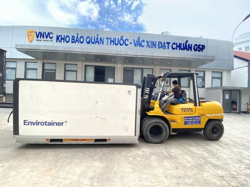 Additional 921,000 AstraZeneca vaccine doses arrive in Vietnam - ảnh 1