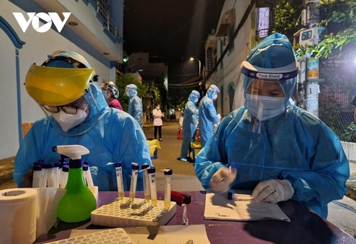 Vietnam sees record daily rise with 6,194 new COVID-19 cases - ảnh 1