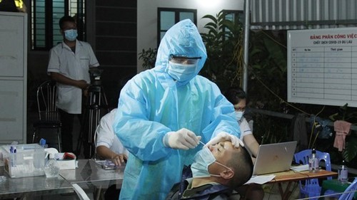 Vietnam records 9,690 new COVID-19 cases on Sunday - ảnh 1