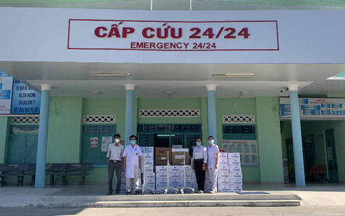 20 respirators delivered to pandemic-hit localities - ảnh 1