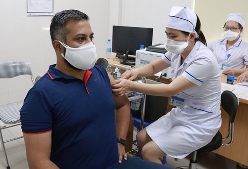 Foreigners in Vietnam receive equal treatment as locals in pandemic control - ảnh 1