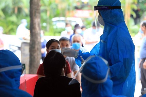 Vietnam reports 12,920 new COVID-19 cases on Friday - ảnh 1