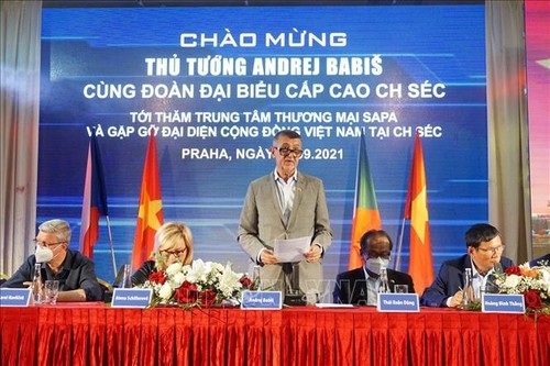 Czech PM meets with representatives of Vietnamese community - ảnh 1
