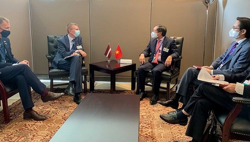 Vietnamese FM holds bilateral meetings with foreign diplomats - ảnh 2