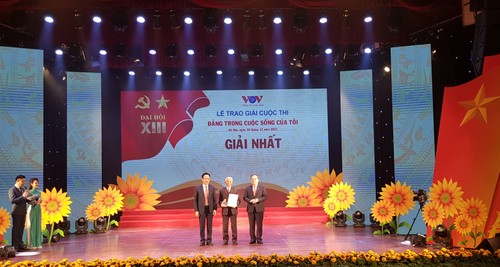 VOV presents awards for contests on Party, Party resolution - ảnh 1