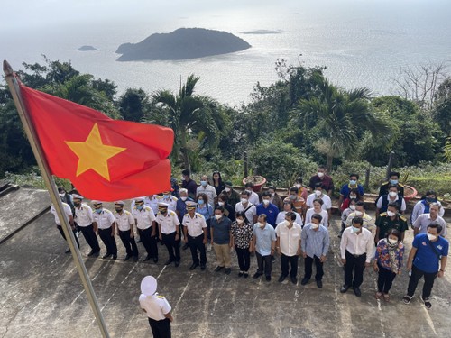 New Year flag raising ceremony on Hon Khoai islet - ảnh 1